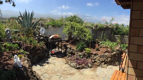 Banana House! Peaceful with Villa Volcano/Ocean View (SuperHost in Airbnb)