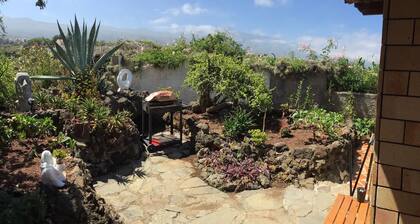 Banana House! Peaceful with Villa Volcano/Ocean View (SuperHost in Airbnb)