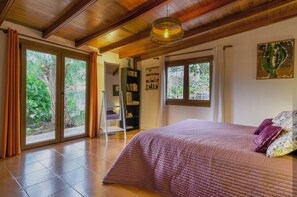 5 bedrooms, desk, iron/ironing board, free WiFi