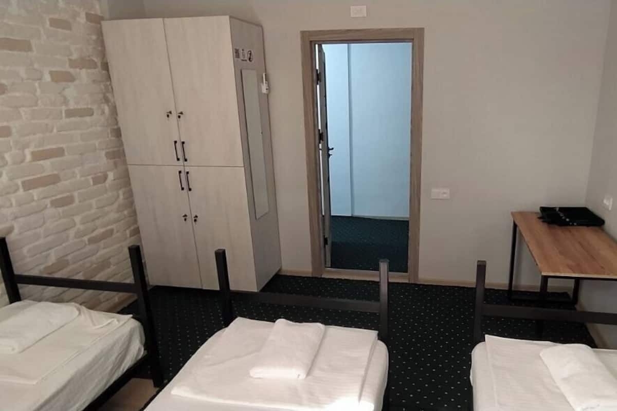 Familien-Dreibettzimmer, 3 Einzelbetten, Stadtblick | 3 Schlafzimmer, Bettwäsche aus ägyptischer Baumwolle
