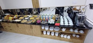 每日供應吃到飽早餐 (每人 USD4)