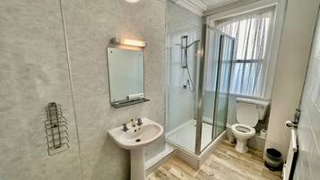 Standard Single Room, Ensuite | Bathroom | Shower, towels, soap, shampoo