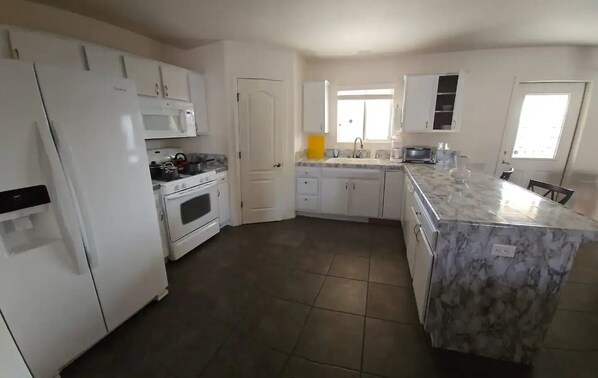 Kühlschrank, Mikrowelle