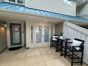 Outdoor dining - ServingSand @ SeaColony: Carriage House between Tennis and Fitness Center! (Bethany Beach)