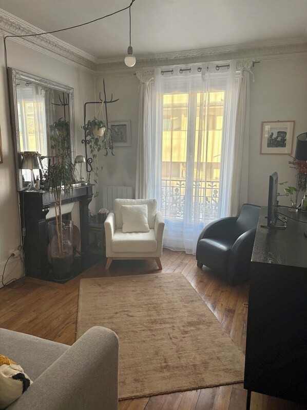 Fernseher, DVD-Player, Bücher, Stereoanlage