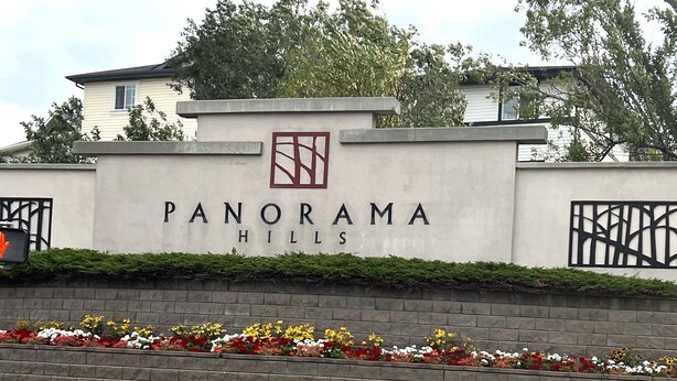 Schild für Panorama Hills mit Logo, Name und dekorativem Element über dem Namen.