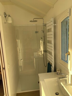 Hair dryer, towels, soap, toilet paper - Loue Pour les JO 1 Chambre Double Dans Véranda, d'1 Maison Avec Piscine (Grosrouvre)