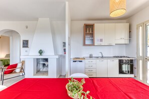 Fridge, oven, dishwasher, coffee/tea maker