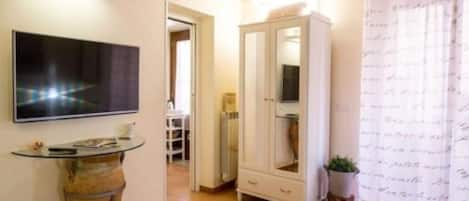 1 slaapkamer, een strijkplank/strijkijzer, wifi, beddengoed