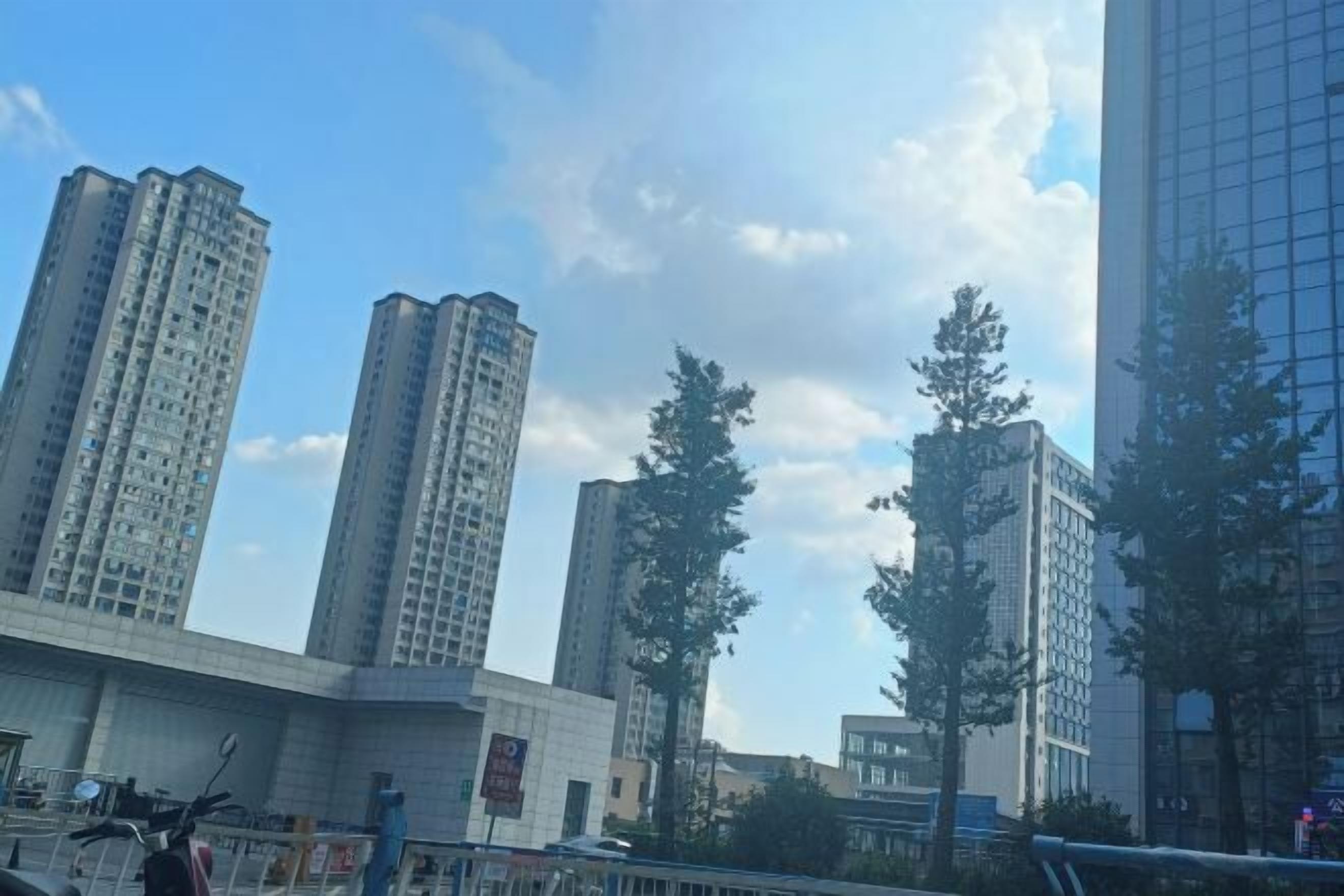 Un paisaje urbano con edificios residenciales altos y un cielo despejado.