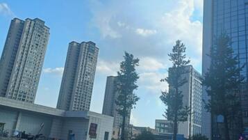 Un paisaje urbano con edificios residenciales altos y un cielo despejado.