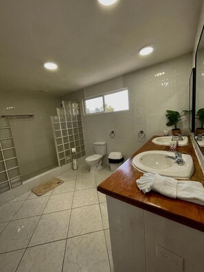 Family Twin Room, Pool View | Bathroom | Shower, towels - Hummingbird Hotel Cabarete (Cabarete)
