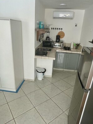 Estudi clàssic, balcó, vistes a la piscina | Cuina bàsica privada | Utensilis de cuina, vaixella i coberteria