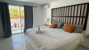 Habitación familiar con 2 camas individuales, vista a la alberca | Caja de seguridad en la habitación, wifi gratis y ropa de cama