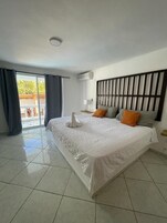 Habitación familiar con 2 camas individuales, vistas a la piscina | Caja fuerte, wifi gratis, ropa de cama