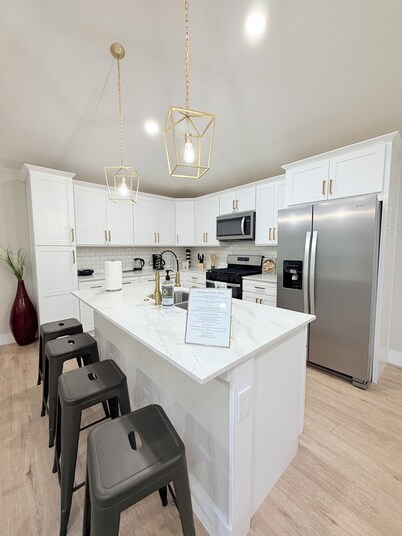 Modern 4BR/2B Home, with HotTub, Near DFW Airport