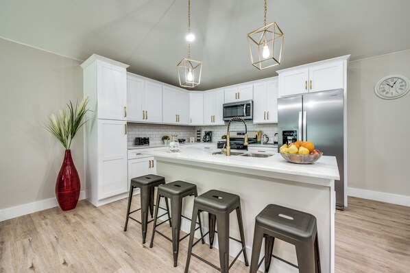 Fridge, microwave, oven, stovetop - Modern 4BR/2B Home, with HotTub, Near DFW Airport (Irving)