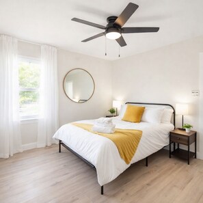 4 bedrooms, free WiFi, bed sheets - Modern 4BR/2B Home, with HotTub, Near DFW Airport (Irving)