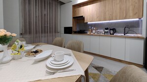 Family Quadruple Room, Balcony, Garden View | Private kitchen | Fridge, microwave, griddle, cookware/dishes/utensils - Baurum Family Apartments (Tashkent)