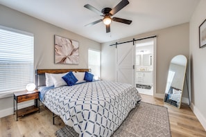 4 bedrooms, iron/ironing board, free WiFi, bed sheets - Luxurious Home in Irving TX w/ HOT TUB (Irving)