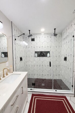 Dusche, Haartrockner, Handtücher, Seife