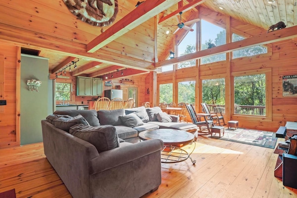 TV connectée, cheminée, lecteur de DVD, baby-foot