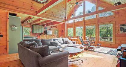 Dancing Falls Lodge: Overlooks Dirty Dancing Scene: Stream/Pond/Fire Pit/Hot Tub
