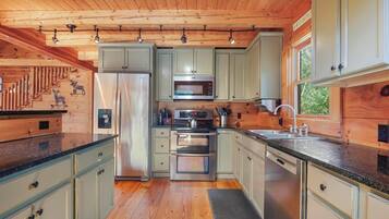 Refrigerador, microondas, horno y parrilla de estufa