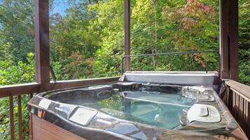 Tina de hidromasaje al aire libre