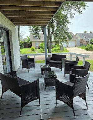 Terrace/patio - Beachy Vibe - 2 Decks - Huge Bunk Room for Kids - Near Moody Gardens & Beach (Galveston)