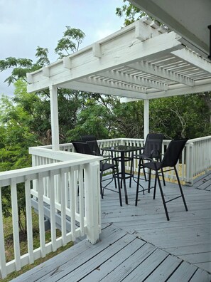 Outdoor dining - Beachy Vibe - 2 Decks - Huge Bunk Room for Kids - Near Moody Gardens & Beach   (Galveston)