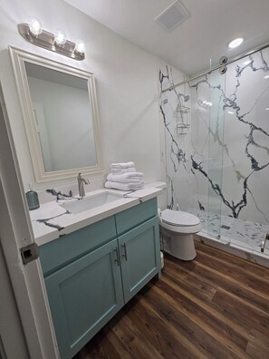 Secadora de cabello, toallas, jabón, papel de baño