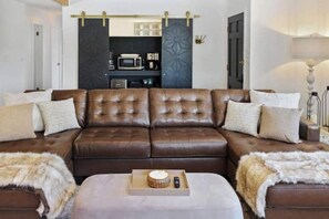 Smart-TV, Kamin, Tischtennisplatte, Bücher