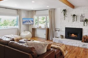 Smart-TV, peis, bordtennis og bøker