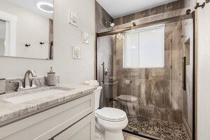 Shower, towels - FREE Htd Pool | Private Yard | Great Location | Fire Table (Cape Coral)