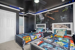 5 habitaciones, tabla de planchar con plancha y cuna de viaje 