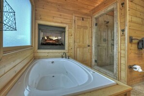 Shower, hair dryer, towels - Mount Watson Lodge (Mineral Bluff)