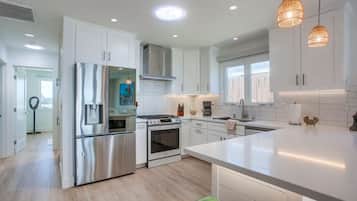 KylskÄp, mikrovÄgsugn, ugn och spishÀll