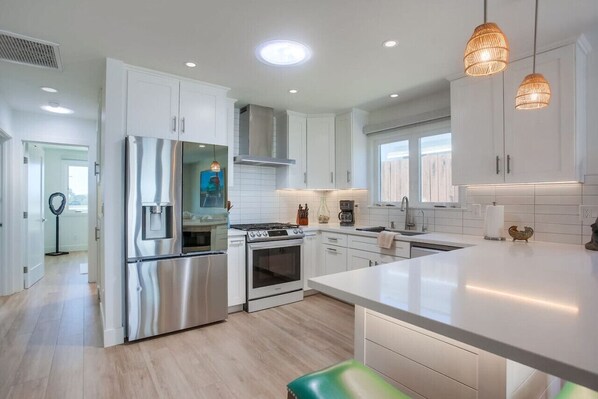 Refrigerador, microondas, horno y parrilla de estufa 