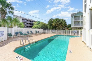 Pool - One block to the beach. Charming Condo in North Myrtle Beach (North Myrtle Beach)