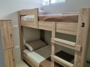 Chambre Standard avec lits jumeaux, patio, vue cour intérieure | Coffres-forts dans les chambres, draps fournis