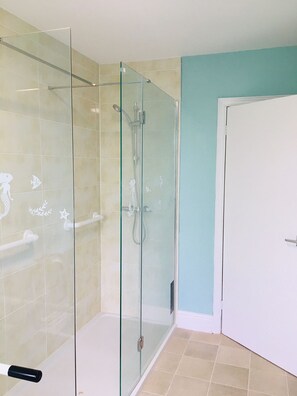 Towels, soap, toilet paper - Bosworth Street House  (Leicester)