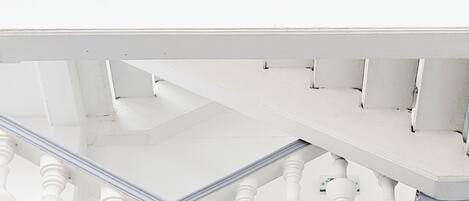 Una escalera con barandillas blancas y diseño moderno.