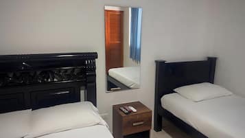 Quarto standard, várias camas | Wi-Fi de cortesia, roupa de cama