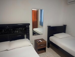 スタンダード ルーム ベッド (複数台) | WiFi (無料)、ベッドシーツ