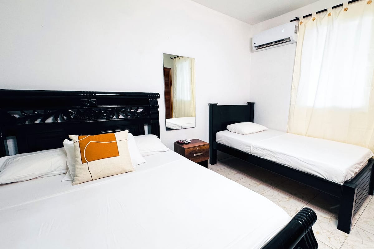 Chambre Triple Standard, plusieurs lits | Wi-Fi gratuit, draps fournis