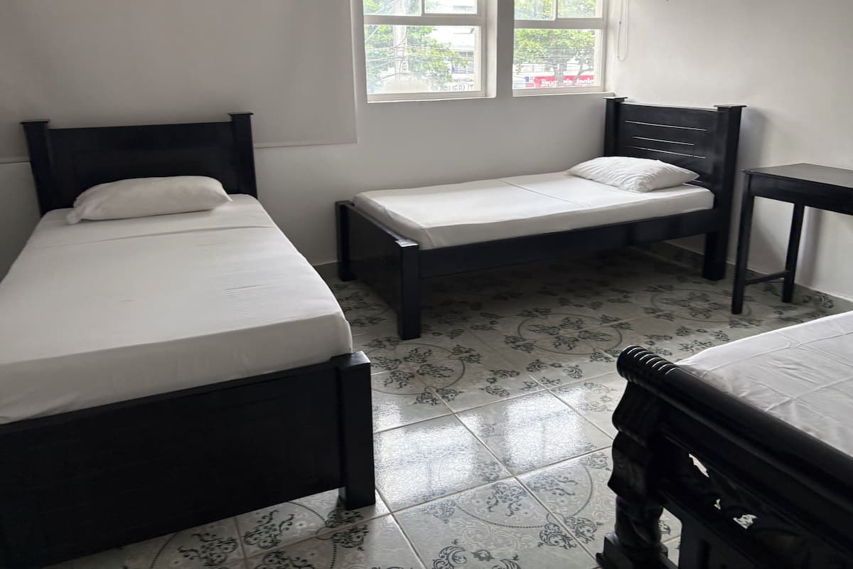 Familienzimmer, Mehrere Betten | Kostenloses WLAN, Bettwäsche