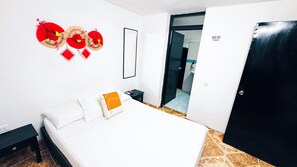 Habitación estándar doble de uso individual, 1 cama de matrimonio | Wifi gratis y ropa de cama