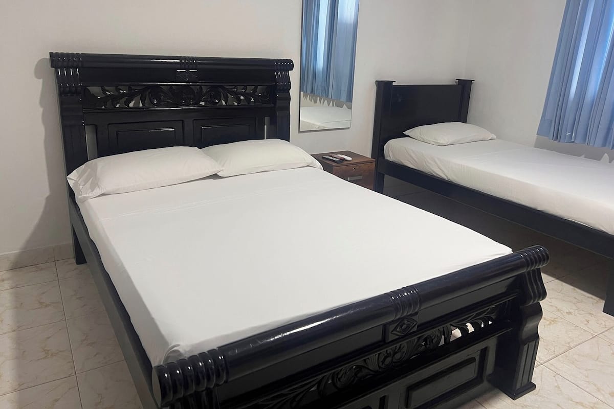 Standardzimmer, Mehrere Betten | Kostenloses WLAN, Bettwäsche