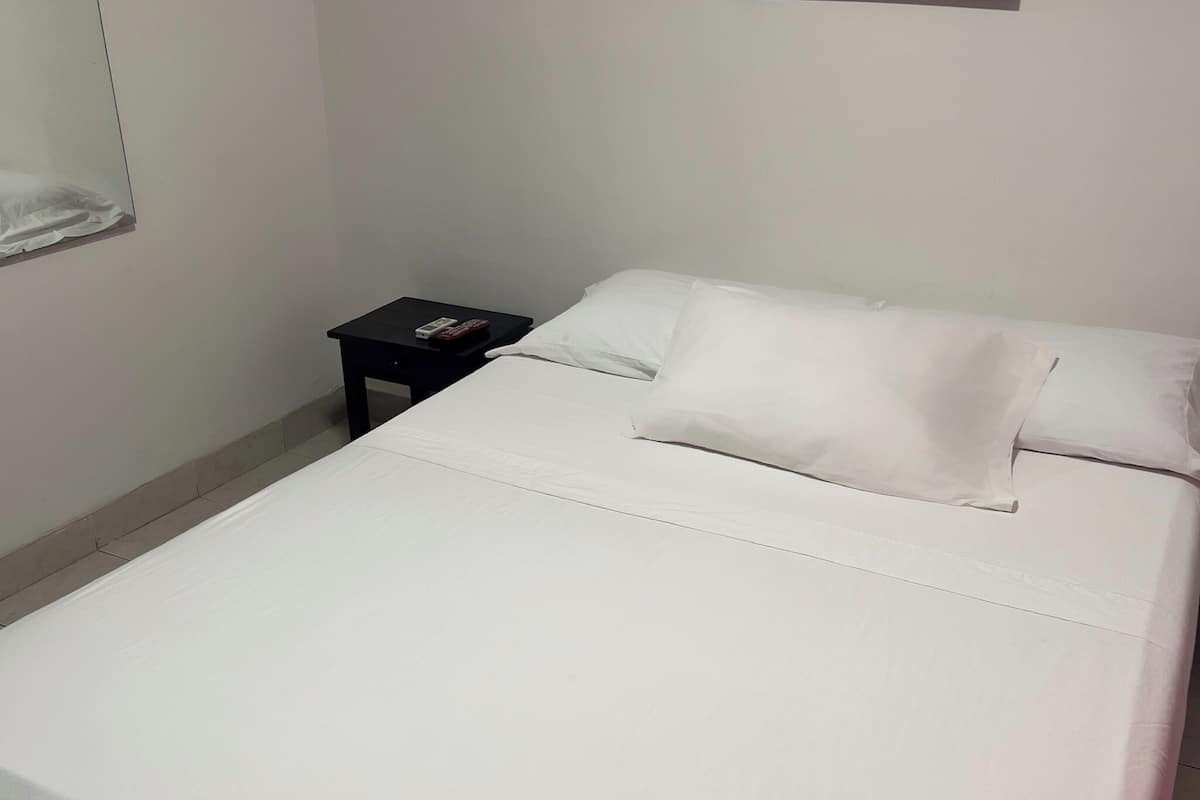 Standard-Doppelzimmer zur Einzelnutzung, 1 Queen-Bett | Kostenloses WLAN, Bettwäsche